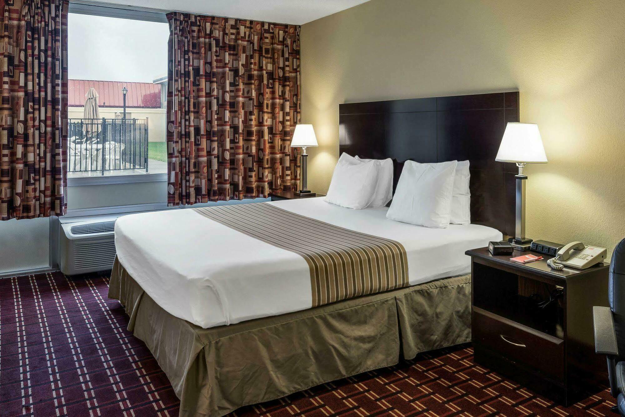 Econo Lodge Inn & Suites Triadelphia - Wheeling Экстерьер фото