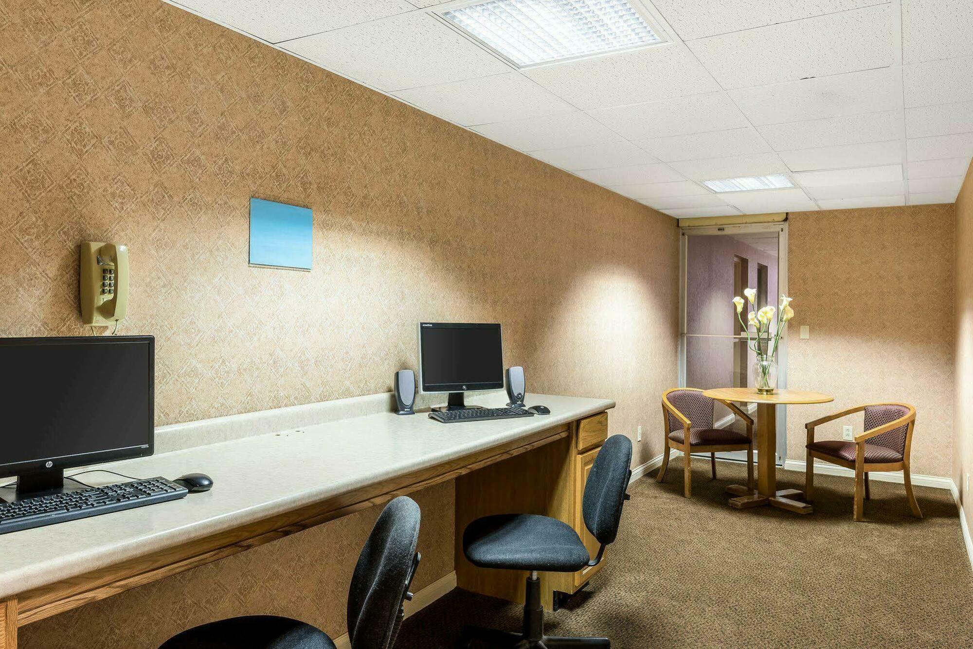 Econo Lodge Inn & Suites Triadelphia - Wheeling Экстерьер фото