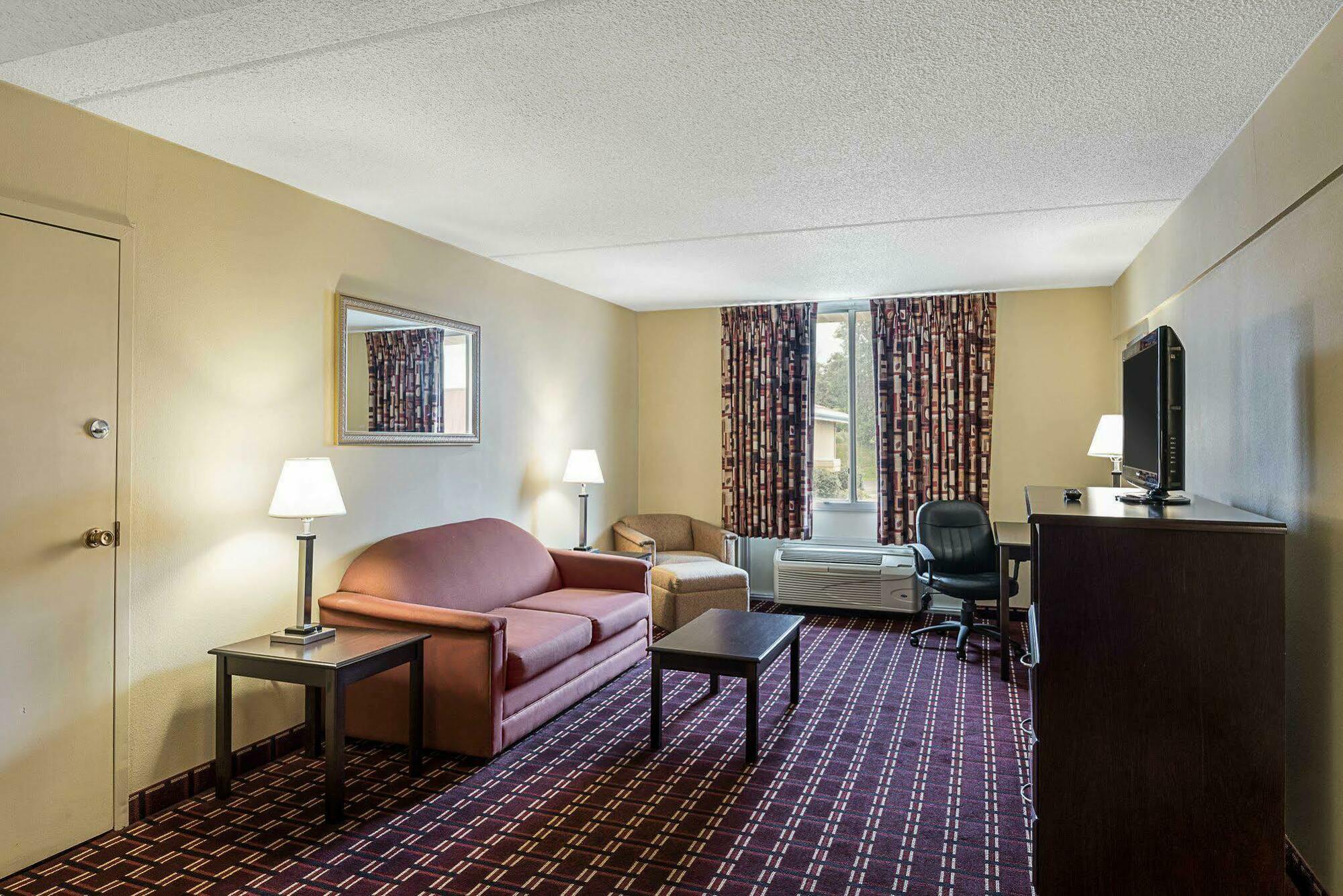 Econo Lodge Inn & Suites Triadelphia - Wheeling Экстерьер фото