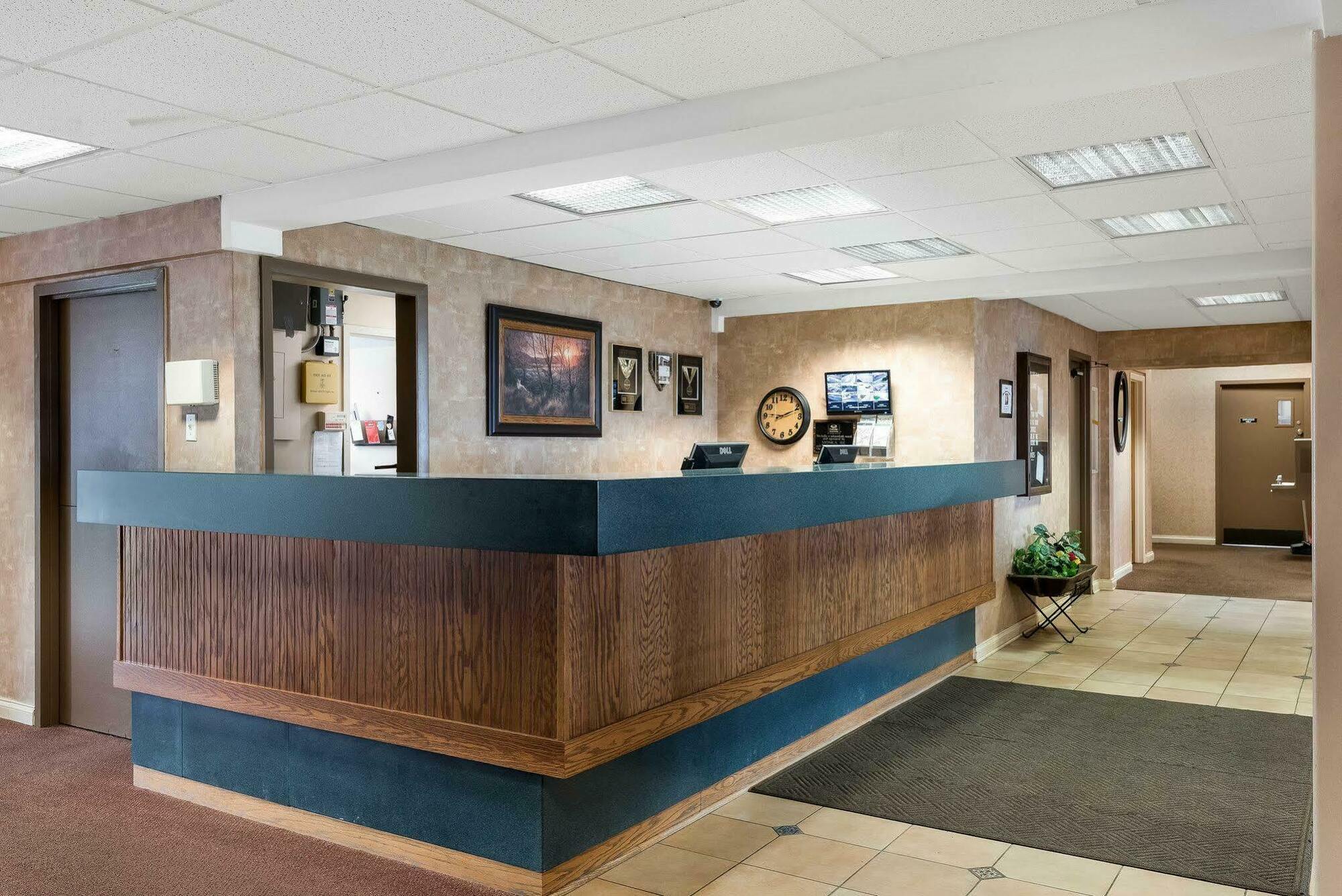 Econo Lodge Inn & Suites Triadelphia - Wheeling Экстерьер фото