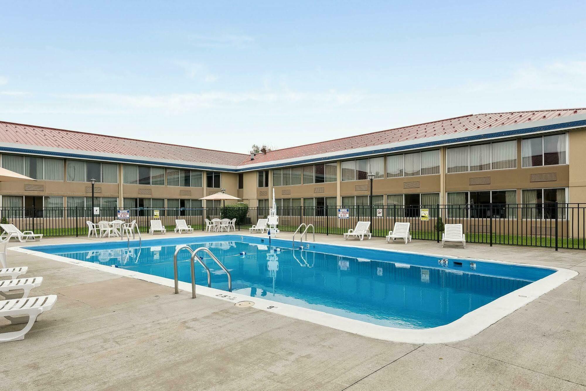 Econo Lodge Inn & Suites Triadelphia - Wheeling Экстерьер фото